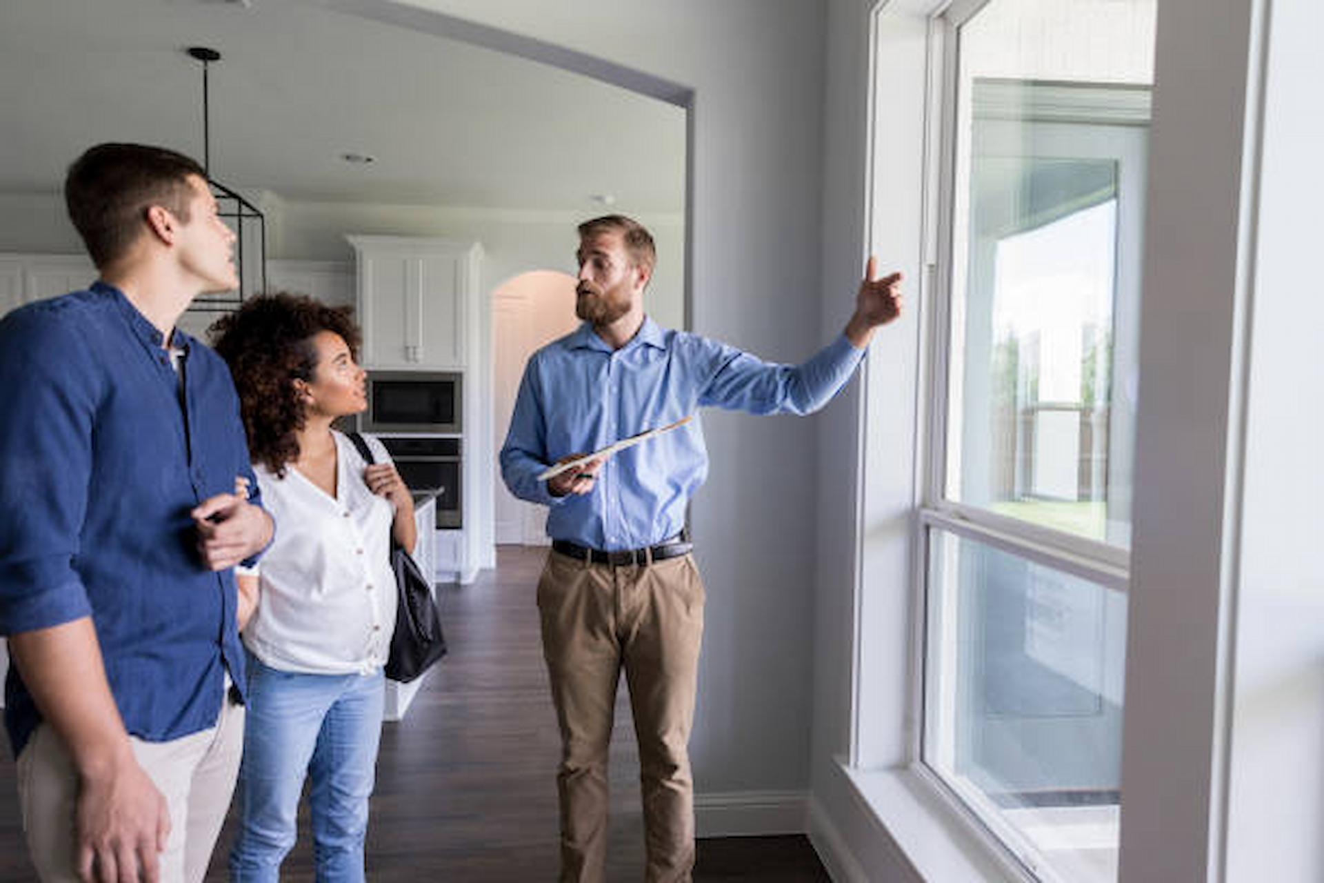 5 Tips To Follow When You Hire An  Estate Agent